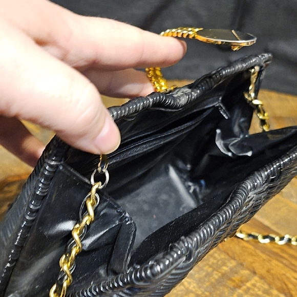 Elegant Black Woven Bag with Gold Chain - Picture 6 of 10